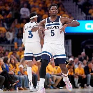 Stephen Curry dribbling the ball against the Minnesota Timberwolves defense during the Warriors vs Timberwolves NBA game.